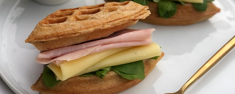 Waffles integrales con rúcula, queso y pechuga de pavo